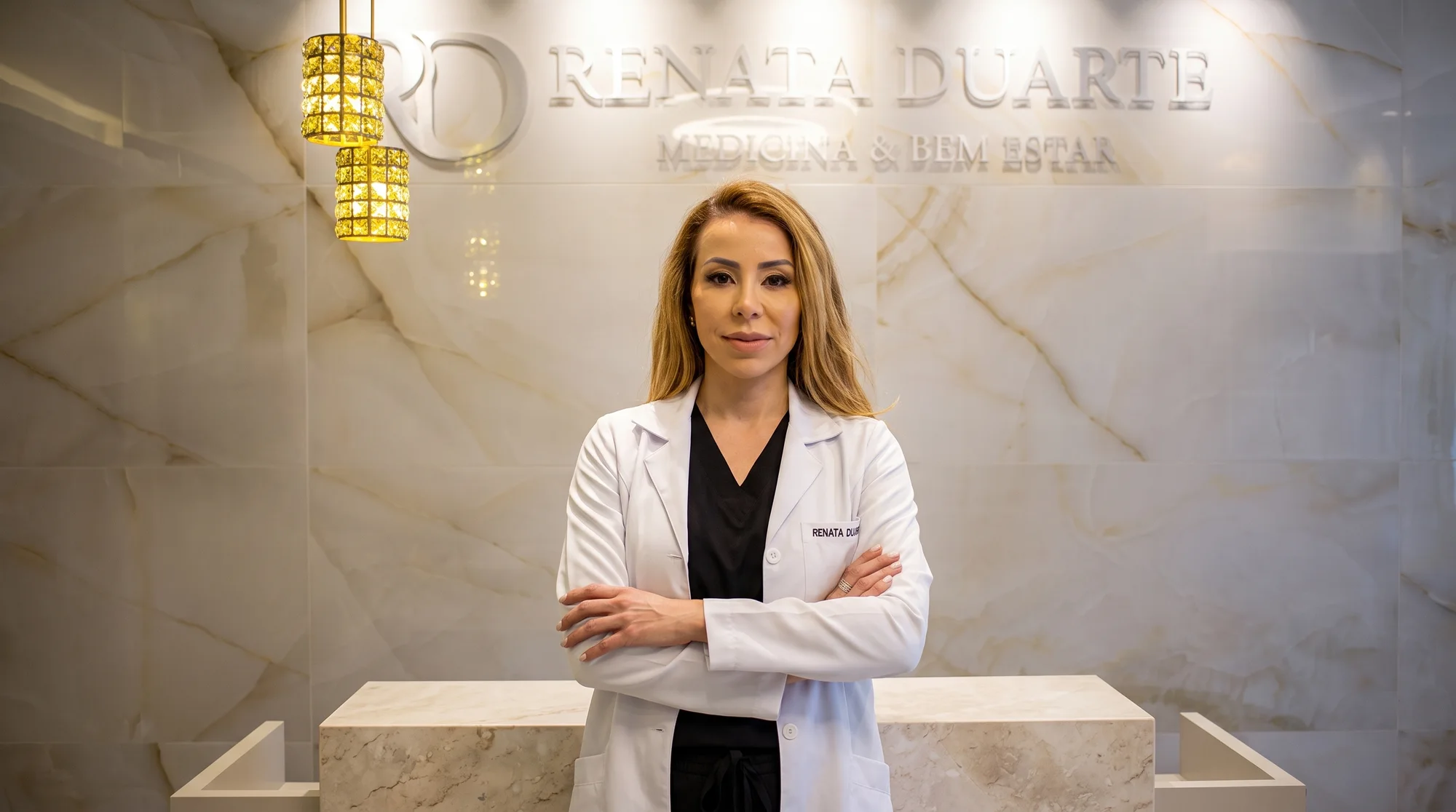 Dra. Renata Duarte na recepção da clínica, Medicina & Bem-Estar